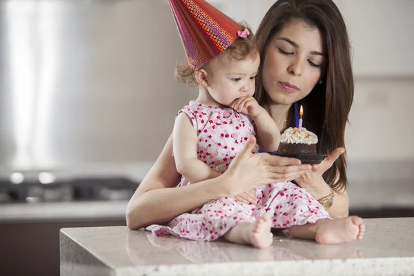 Mulher bonita e criança celebrando um aniversário — Fotografia de Stock