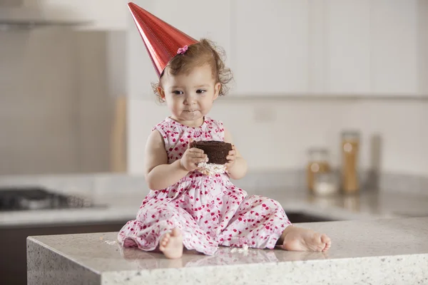 Cute little girl eating cake — Stock Photo, Image