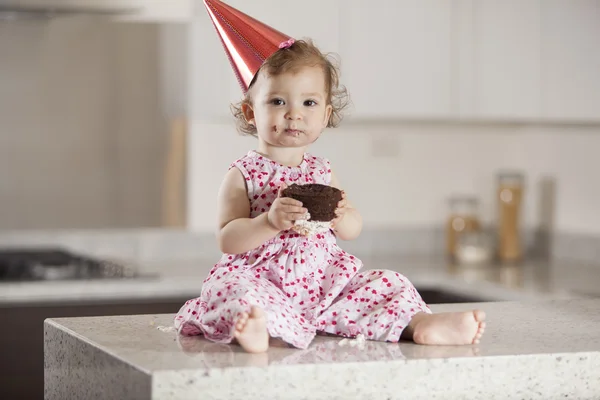 Linda niña comiendo pastel —  Fotos de Stock