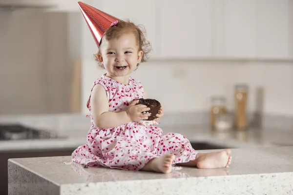 Χαριτωμένο κοριτσάκι που τρώει τούρτα — Φωτογραφία Αρχείου