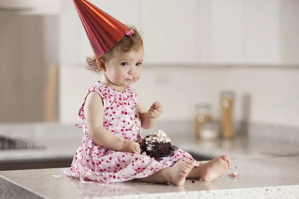 Χαριτωμένο κοριτσάκι που τρώει τούρτα — Φωτογραφία Αρχείου