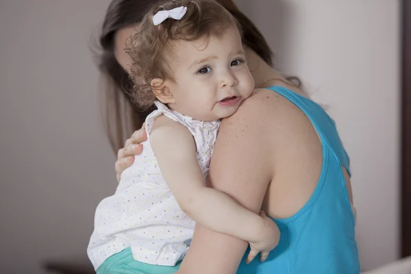 Moeder en dochter knuffelen — Stockfoto