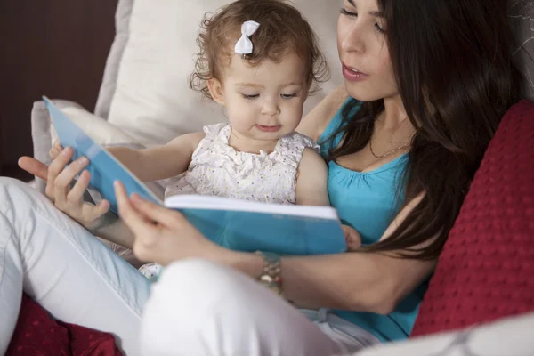 Anne ve kızı yatakta kitap okuma — Stok fotoğraf