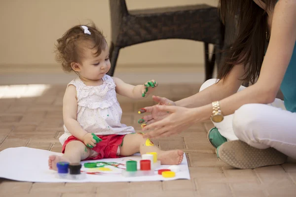 Happy young mother and daughter painting — Stock Photo, Image