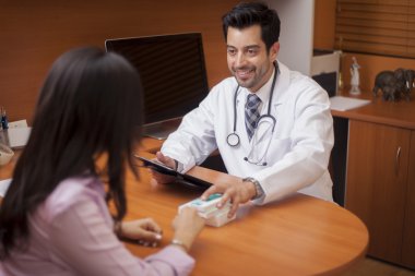 Doktor hastaya ilaç reçete