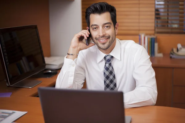 Портрет счастливого успешного бизнесмена, разговаривающего по телефону — стоковое фото