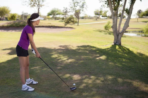 Piękna dziewczyna golf gracz — Zdjęcie stockowe