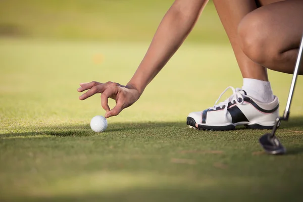 Primo piano di signora golfista mettendo — Foto Stock