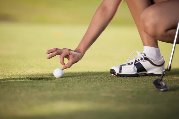 Nahaufnahme einer Golferin beim Putten — Stockfoto