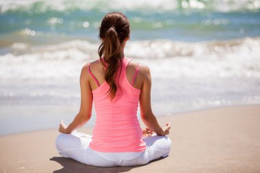 Yoga Çalışan Genç Kadın