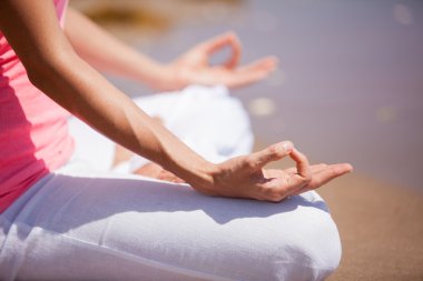 genç kadın meditasyon plaj doğada pratik