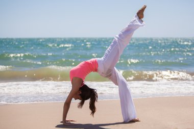 Yoga Çalışan Genç Kadın