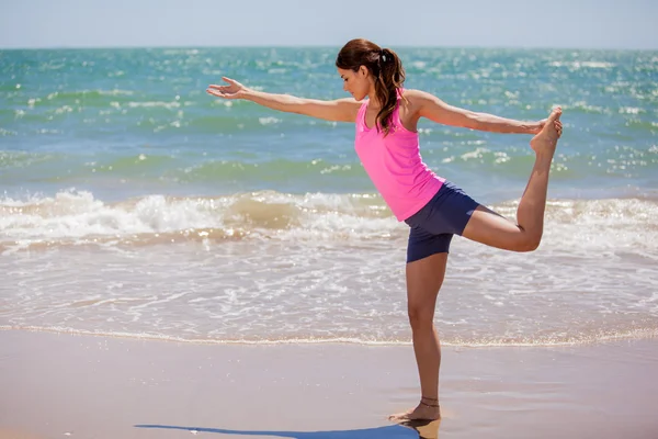 Genç kız sahilde yapıyor — Stok fotoğraf