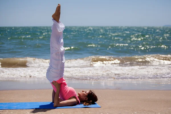 Jonge vrouw die yoga beoefent — Stockfoto