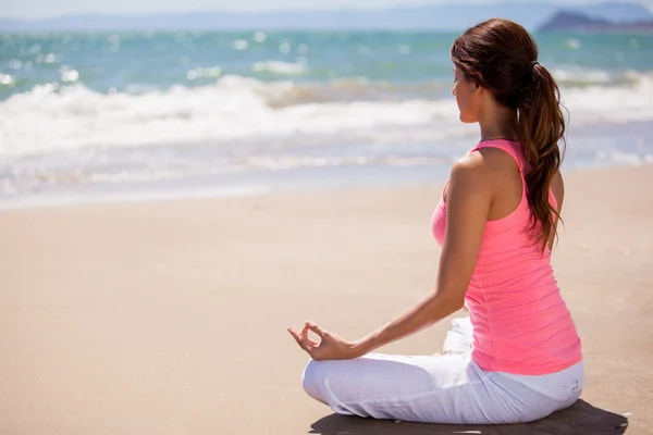 Jeune femme pratiquant le yoga — Photo