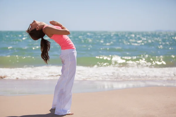 年轻女子练习瑜伽 — 图库照片