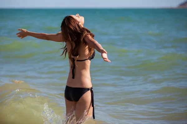 Mulher bonita feliz em biquíni na praia — Fotografia de Stock