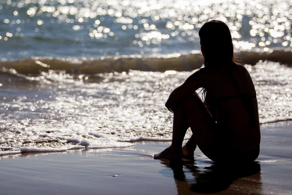 Glücklich schöne Frau im Bikini am Strand — Stockfoto