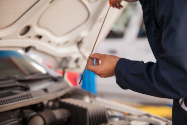 mekanik motor yağı kontrol eder.