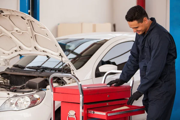 Mechaniker mit Werkzeugkasten — Stockfoto