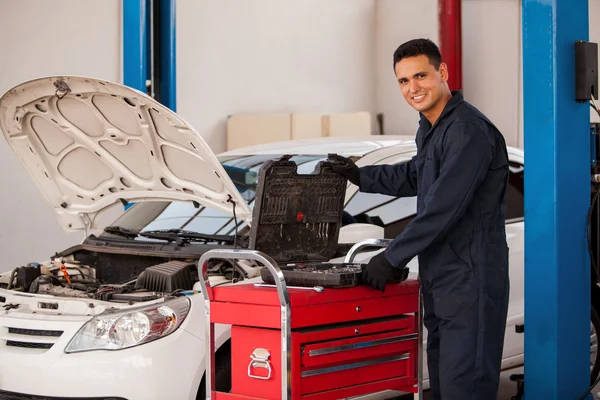 Mechaniker mit Werkzeugkasten — Stockfoto