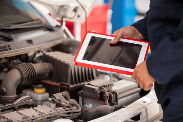 Ein Mechaniker überprüft den Motor — Stockfoto