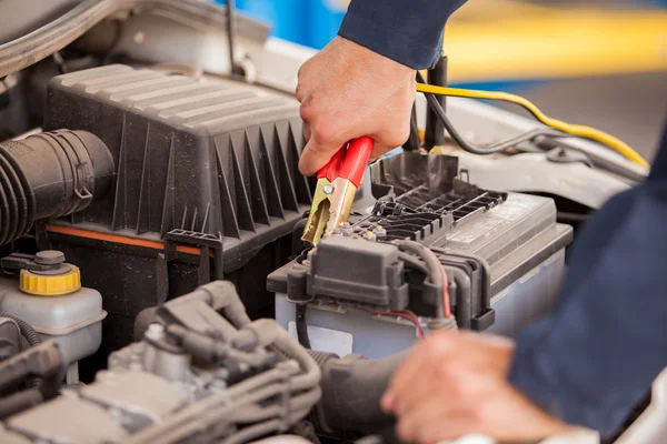 Een monteur controleert de motor — Stockfoto