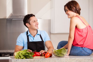 Hispanik erkek bir saladd yapma