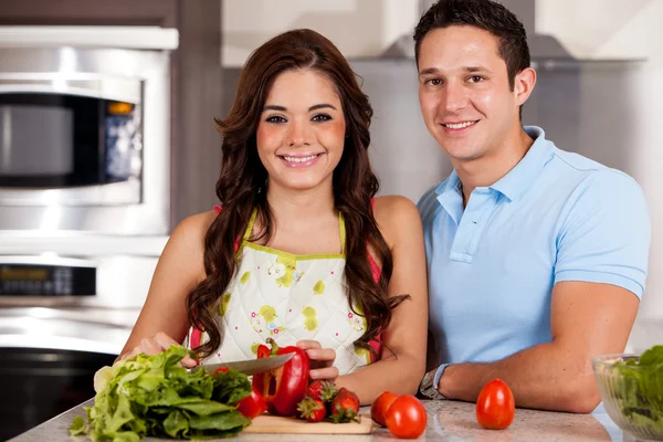 Couple making a salad for dinner — Stock Photo, Image