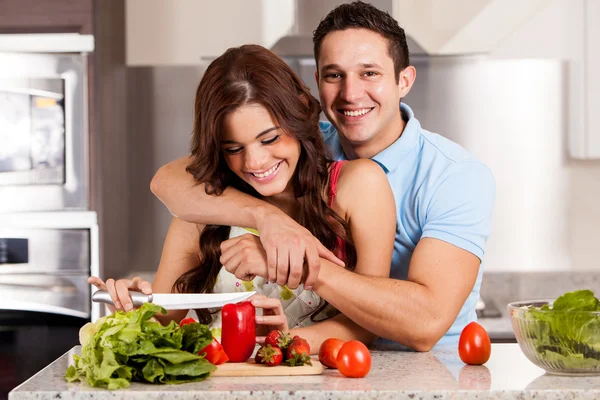 Paar macht gemeinsam einen Salat — Stockfoto