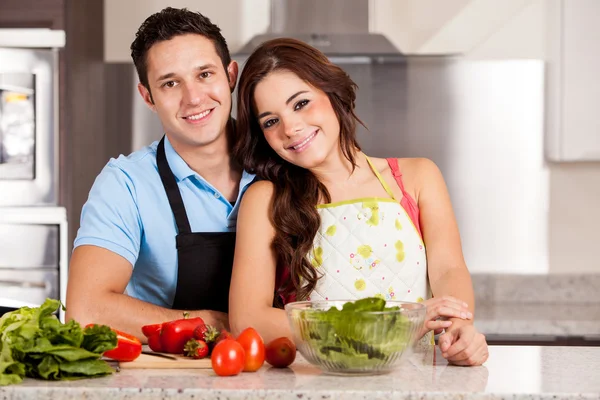 Casal atraente cozinhar jantar juntos — Fotografia de Stock