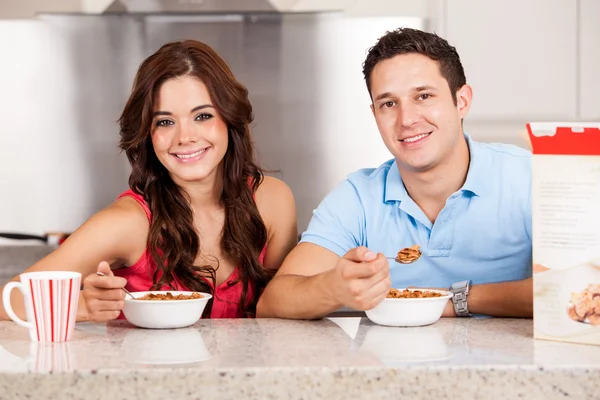 Pareja desayuna juntos — Foto de Stock