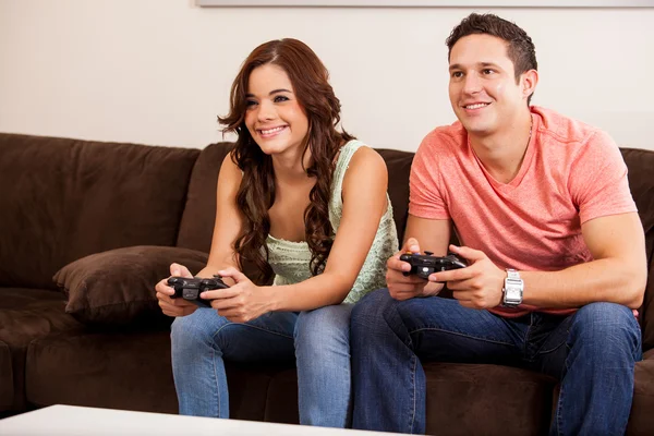 Couple playing video games — Stock Photo, Image