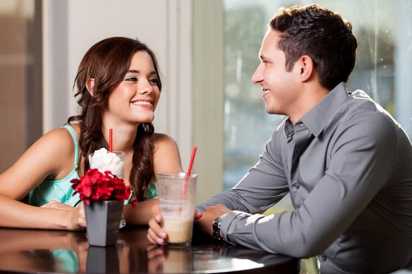 Casal feliz em um restaurante — Fotografia de Stock