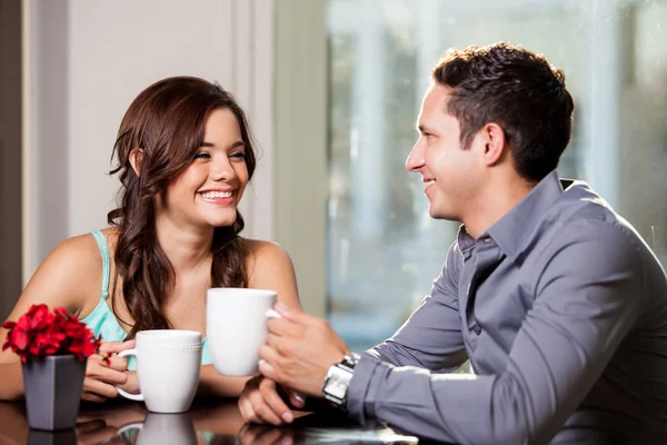 Hispanic couple drinking coffee — Stock Photo, Image