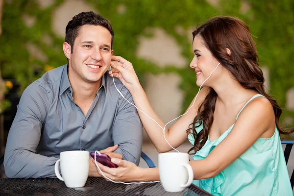 Listening to music together — Stock Photo, Image