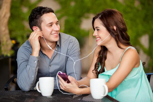 Lyssna på musik tillsammans — Stockfoto