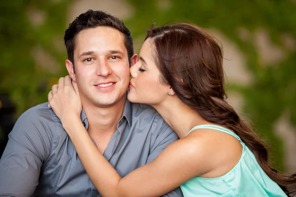 Menina beijando seu namorado bonito — Fotografia de Stock