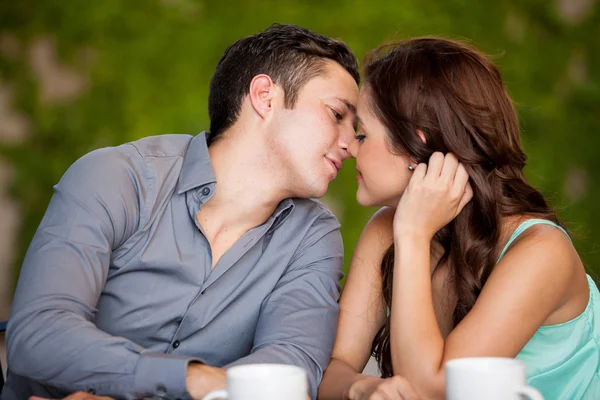 Paar küsst sich sehr nahe — Stockfoto