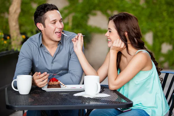 Couple sharing cake — Stock Photo, Image