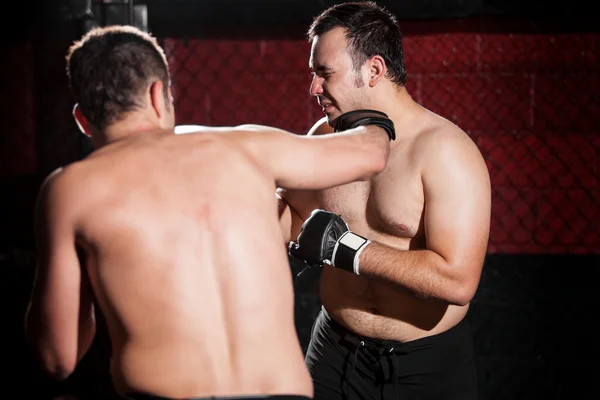 Dois jovens boxers se enfrentando em um jogo — Fotografia de Stock