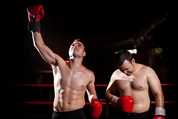 Dos jóvenes boxeadores enfrentados en un partido — Foto de Stock