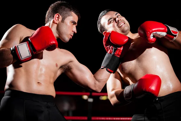 Dos jóvenes boxeadores enfrentados en un partido — Foto de Stock