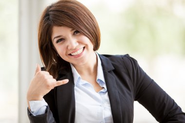 çağrı işareti gösteren başarılı mutlu iş kadın portresi