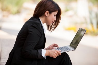 dizüstü bilgisayar kullanan iş kadını yan görünüm