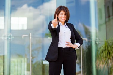 parmak ile işaret gülümseyen genç iş kadını