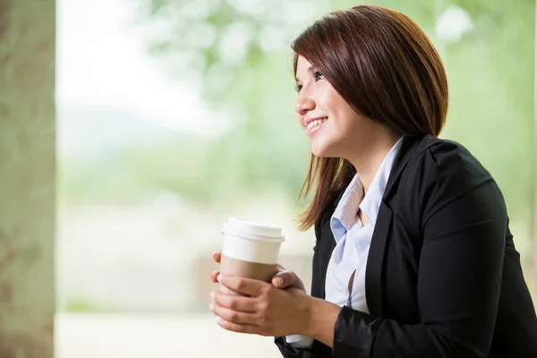 Sidovy av affärskvinna innehar en kopp kaffe — Stockfoto