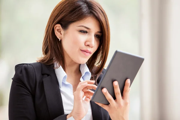 Jovem empresária usando tablet computador — Fotografia de Stock