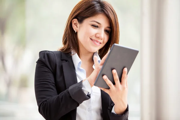 Jovem empresária sorri e usando tablet computador — Fotografia de Stock