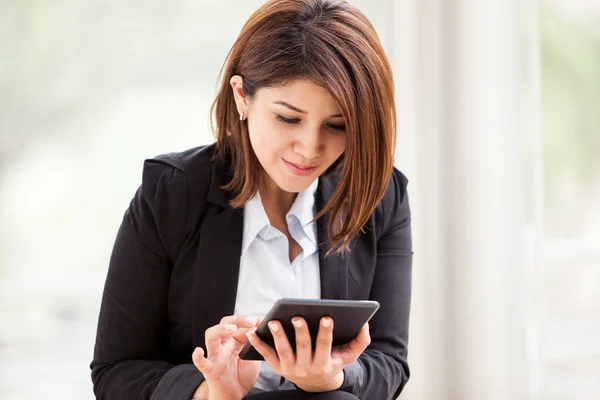 Jonge zakenvrouw met behulp van tablet pc — Stockfoto